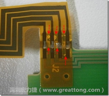 這張圖所顯示的，PCBA工廠實際進行HotBar(熱壓熔錫焊接)焊接的時候，經(jīng)常會出現(xiàn)這類焊墊之間短路的問題，下面的圖示為比較嚴(yán)重的案例，大部分都只有部份溢錫，但這對品質(zhì)信賴杜已經(jīng)產(chǎn)生了及大的為害，既使現(xiàn)在測試沒有出現(xiàn)問題，難保在高溫膏濕的環(huán)境下不會出現(xiàn)電子遷移(Electromigration)的現(xiàn)象。