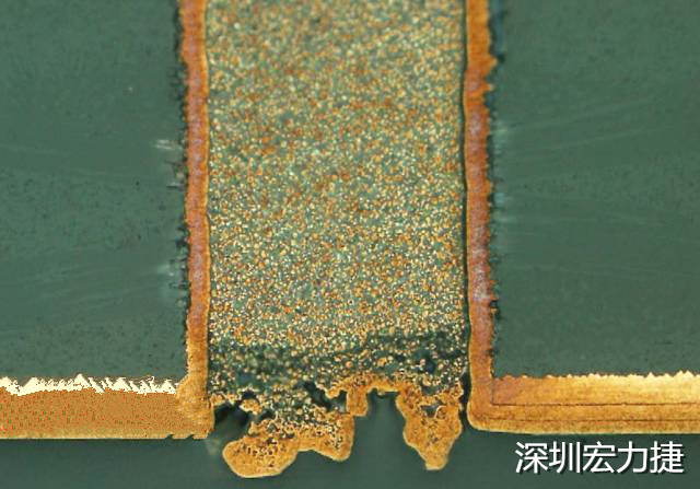 PCB設計之導電孔塞孔工藝 導電孔Via hole又名導通孔，為了達到客戶要求，導通孔必須塞孔，經過大量的實踐，改變傳統的鋁片塞孔工藝，用白網完成板面阻焊與塞孔。生產穩定，質量可靠。