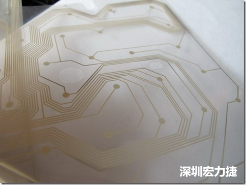 下面第二個圖則是另一片也有著按鍵線路的PTF，當上、下兩面PTF的按鍵結點互相接觸后就可以計算出是哪個按鍵被按下了?？墒钱敯存I沒有按下時，上下兩片PTF的線路則是分開的，所以上圖那片PTF的線路上面其實還另外覆蓋了另一層透明的PET作為絕緣層，只露出了需要在鍵盤按下時才會碰觸的接觸點，因為這些材質使用的都是Polymer，所以才撐這樣的技術為Polydome(聚合簧片)。