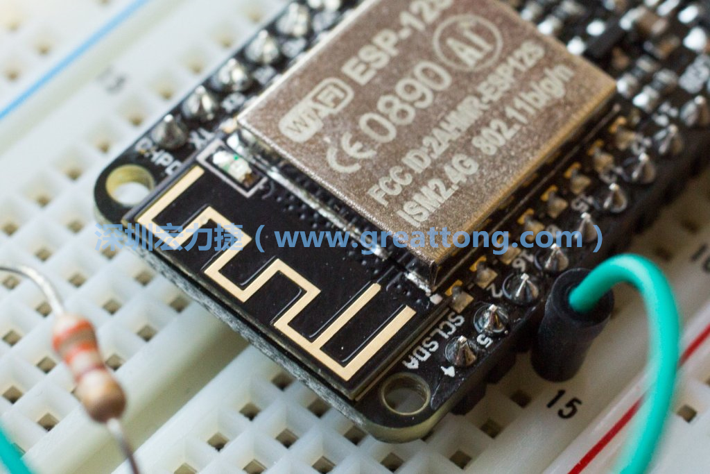 Adafruit Feather板上的無線電天線。